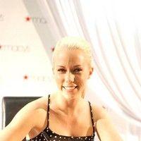 Kendra Wilkinson signing her book 'Being Kendra' | Picture 88156